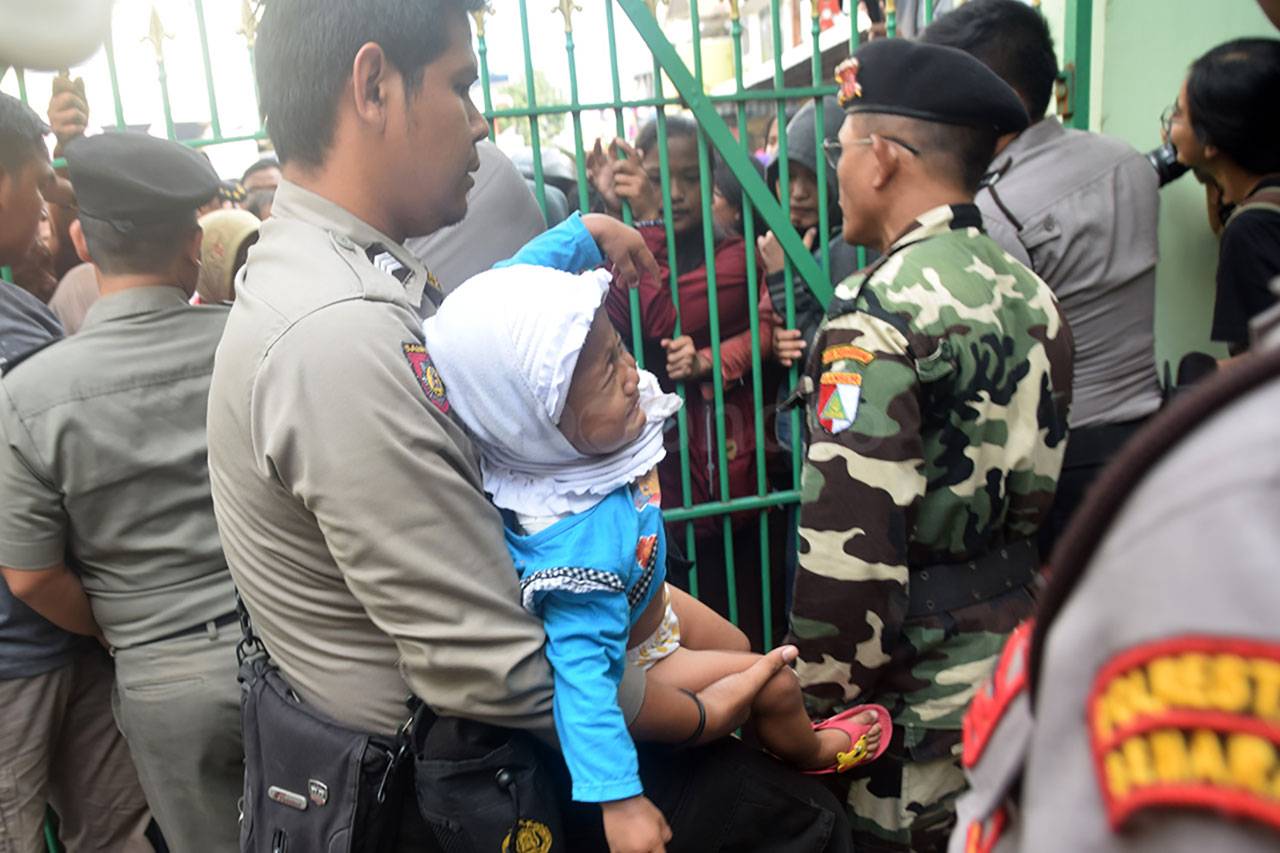 Ribuan Warga Antre Daging...