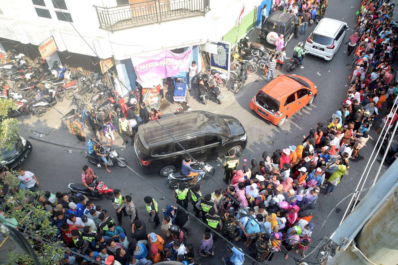 Ribuan Warga Antre Daging...