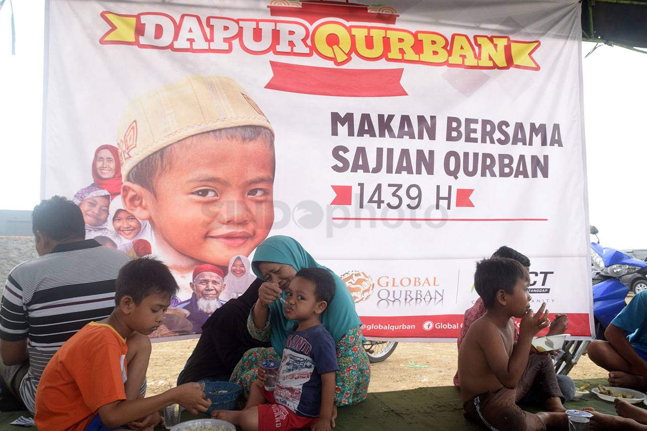 Ratusan Warga Makan...