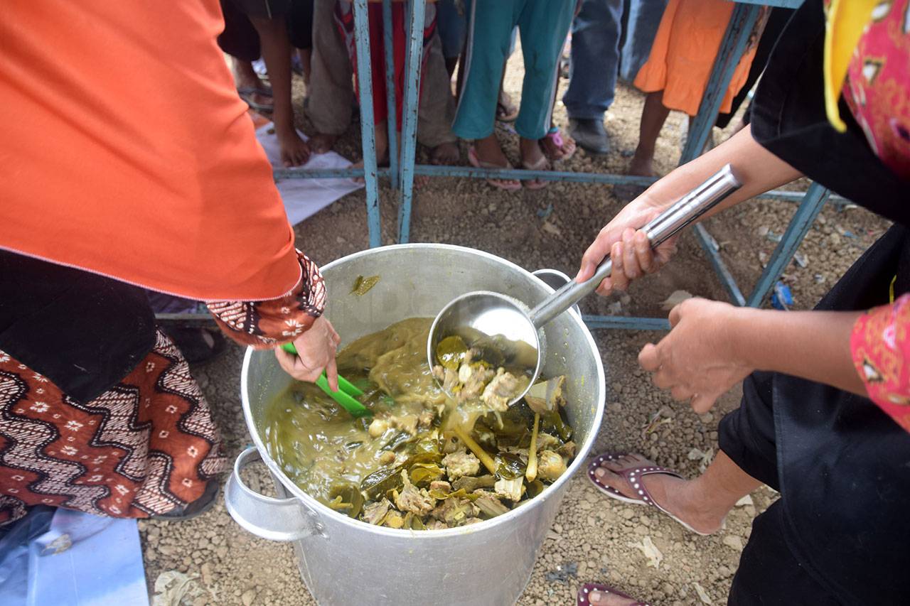 Ratusan Warga Makan...