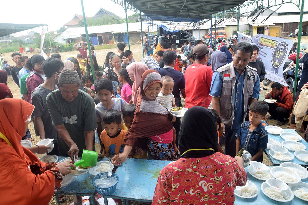 Ratusan Warga Makan...