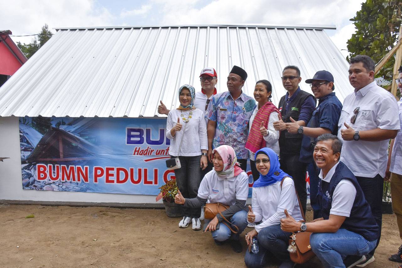 Semen Indonesia Serahkan...