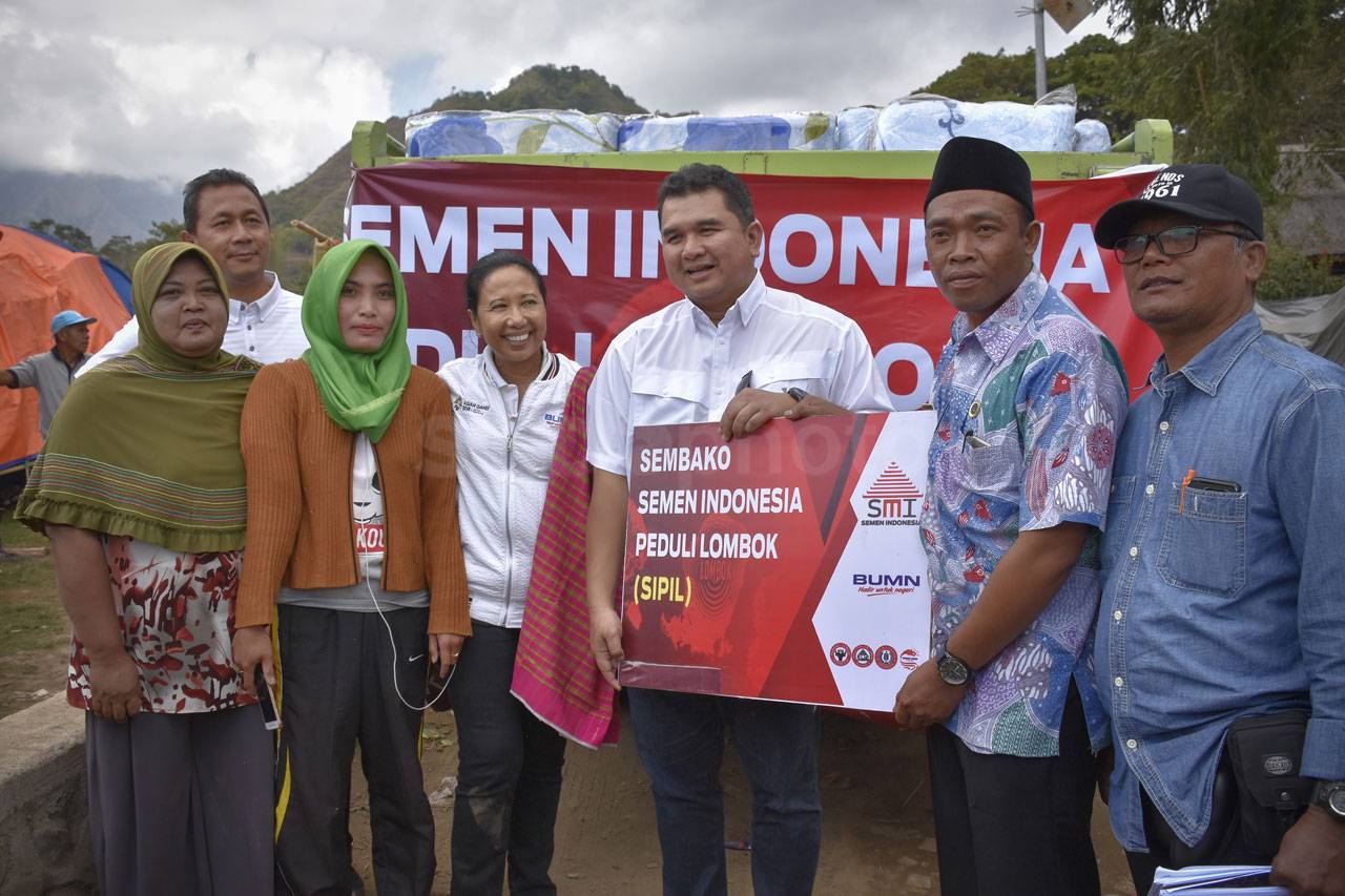 Semen Indonesia Serahkan...