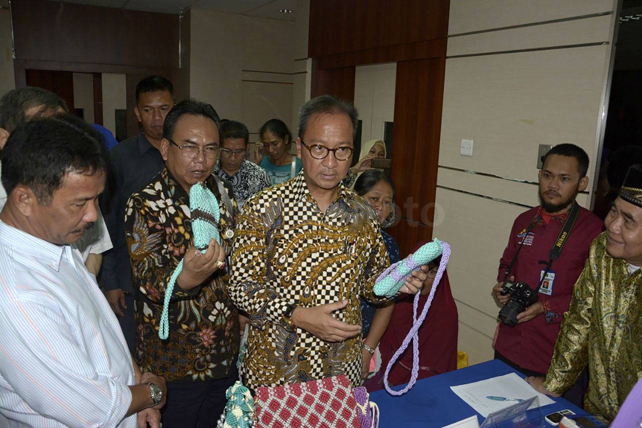 Mensos Kunjungi Keluarga...