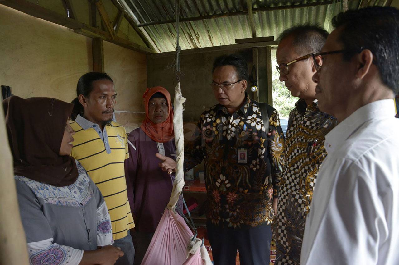 Mensos Kunjungi Keluarga...