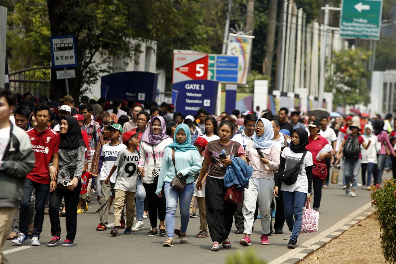Warga Antusias Saksikan...