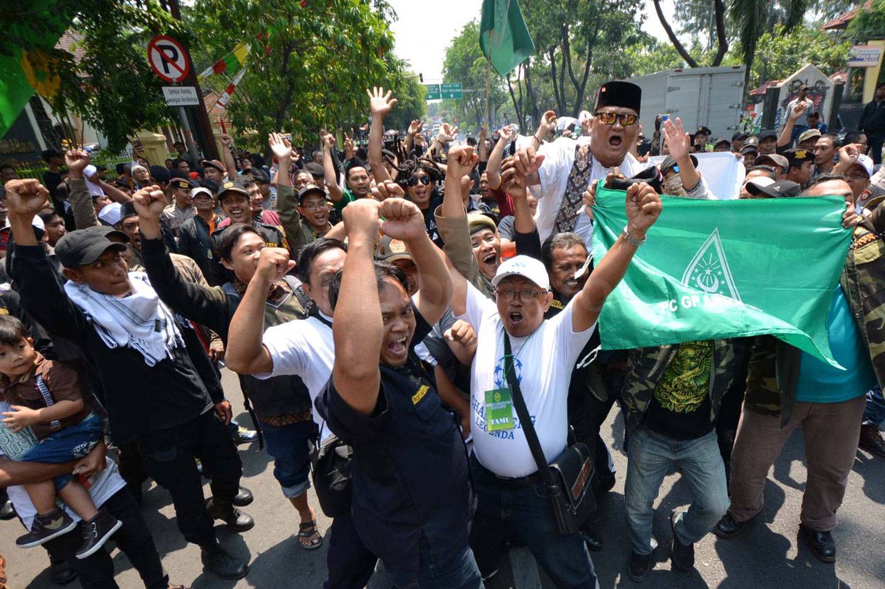 Dua Kelompok Massa Pro...