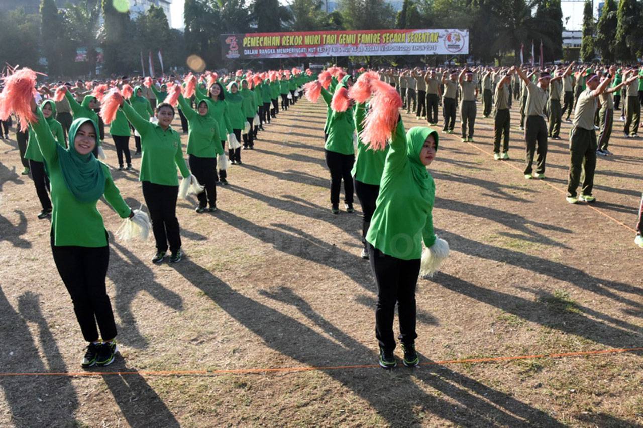 8.000 Orang Menari Gemu...