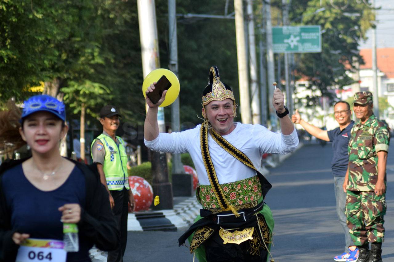 Ratusan Pelari Berkostum...
