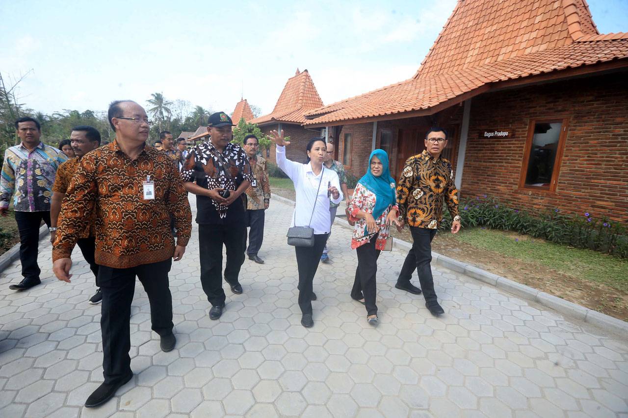 Menteri BUMN Tinjau...