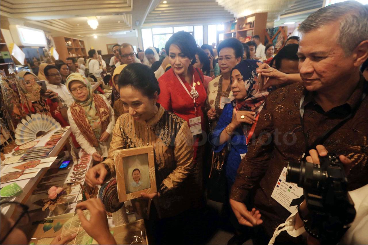 Menteri BUMN Tinjau...