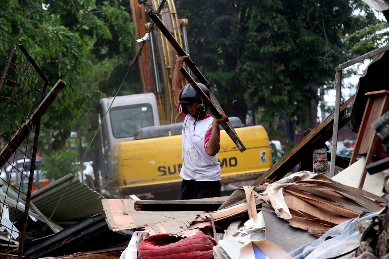 Puluhan Lapak Semi Permanen...