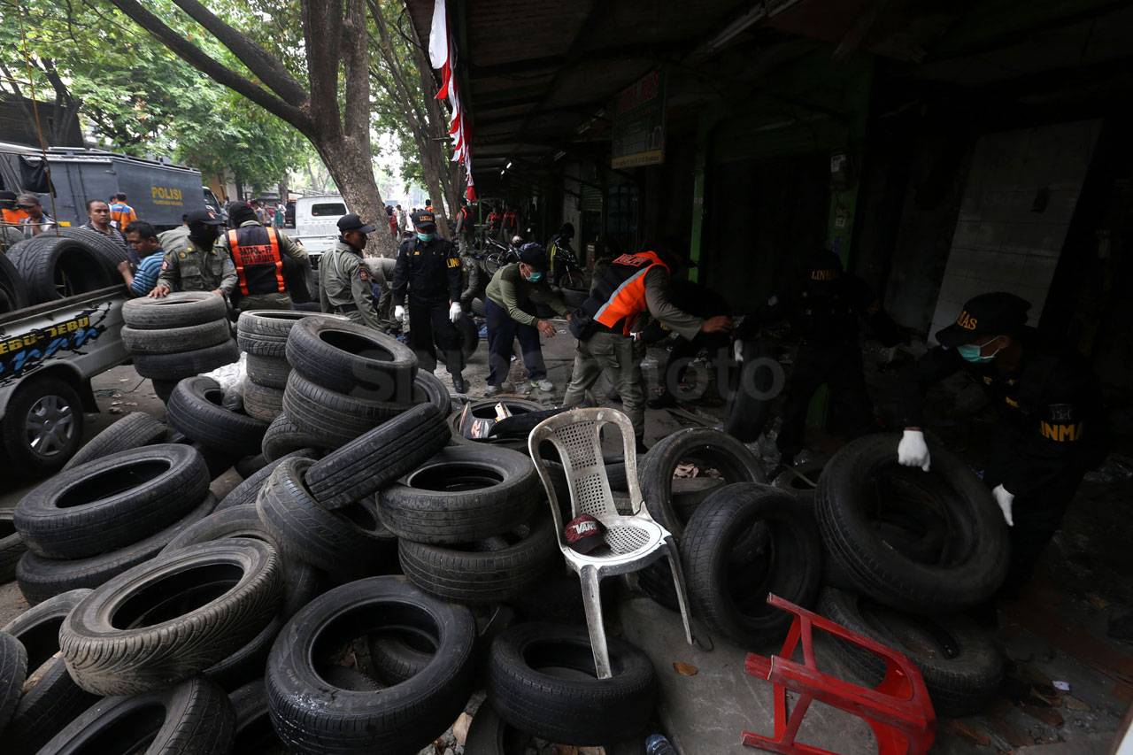 Puluhan Lapak Semi Permanen...