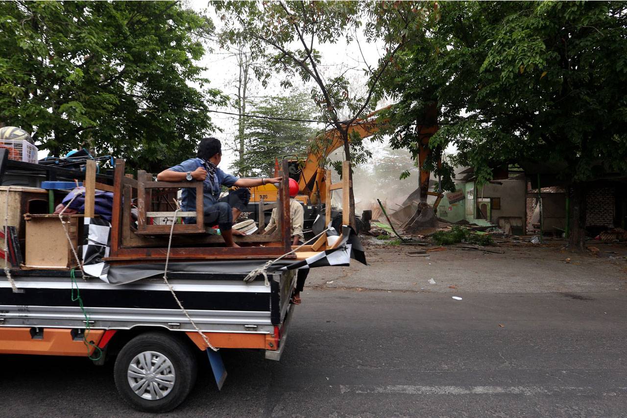 Puluhan Lapak Semi Permanen...