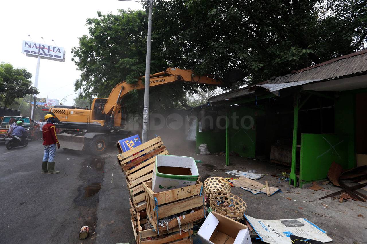 Puluhan Lapak Semi Permanen...
