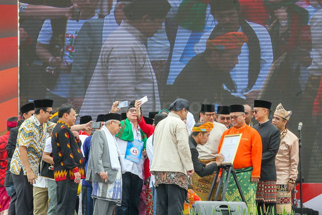 Dua Pasangan Kontestan...