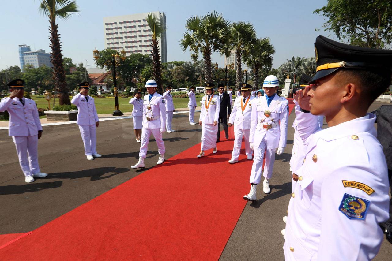 Gubernur Soekarwo Lantik...