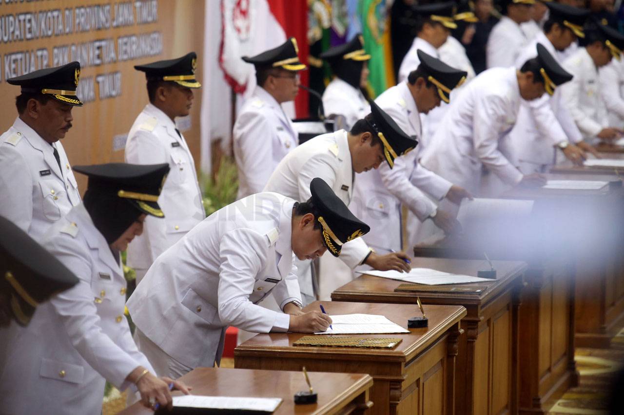 Gubernur Soekarwo Lantik...