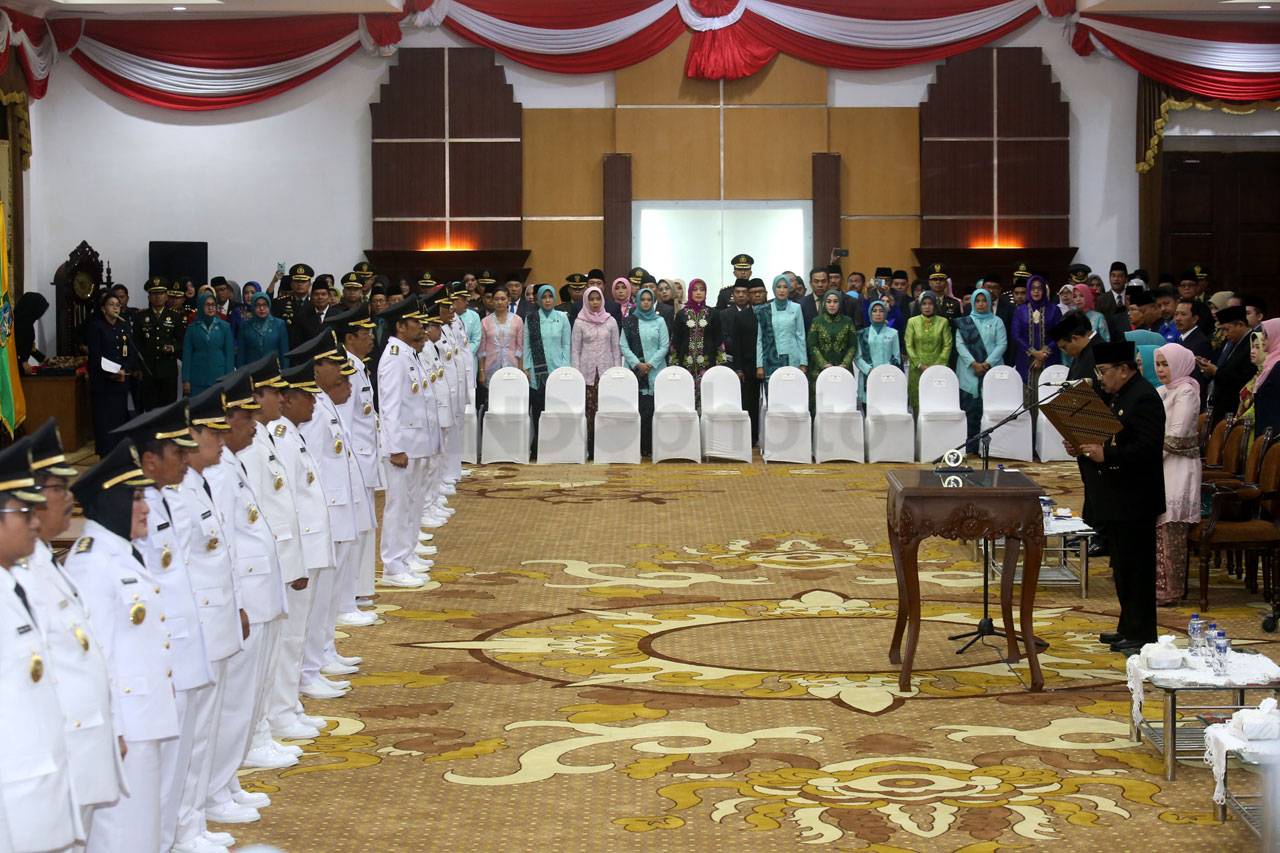 Gubernur Soekarwo Lantik...
