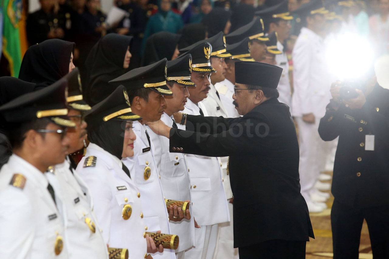 Gubernur Soekarwo Lantik...