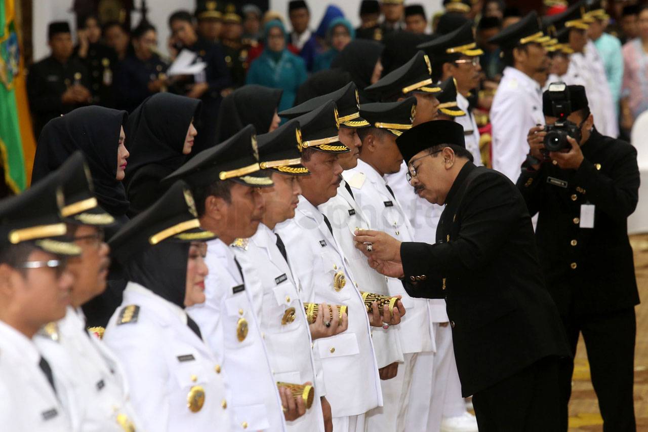 Gubernur Soekarwo Lantik...