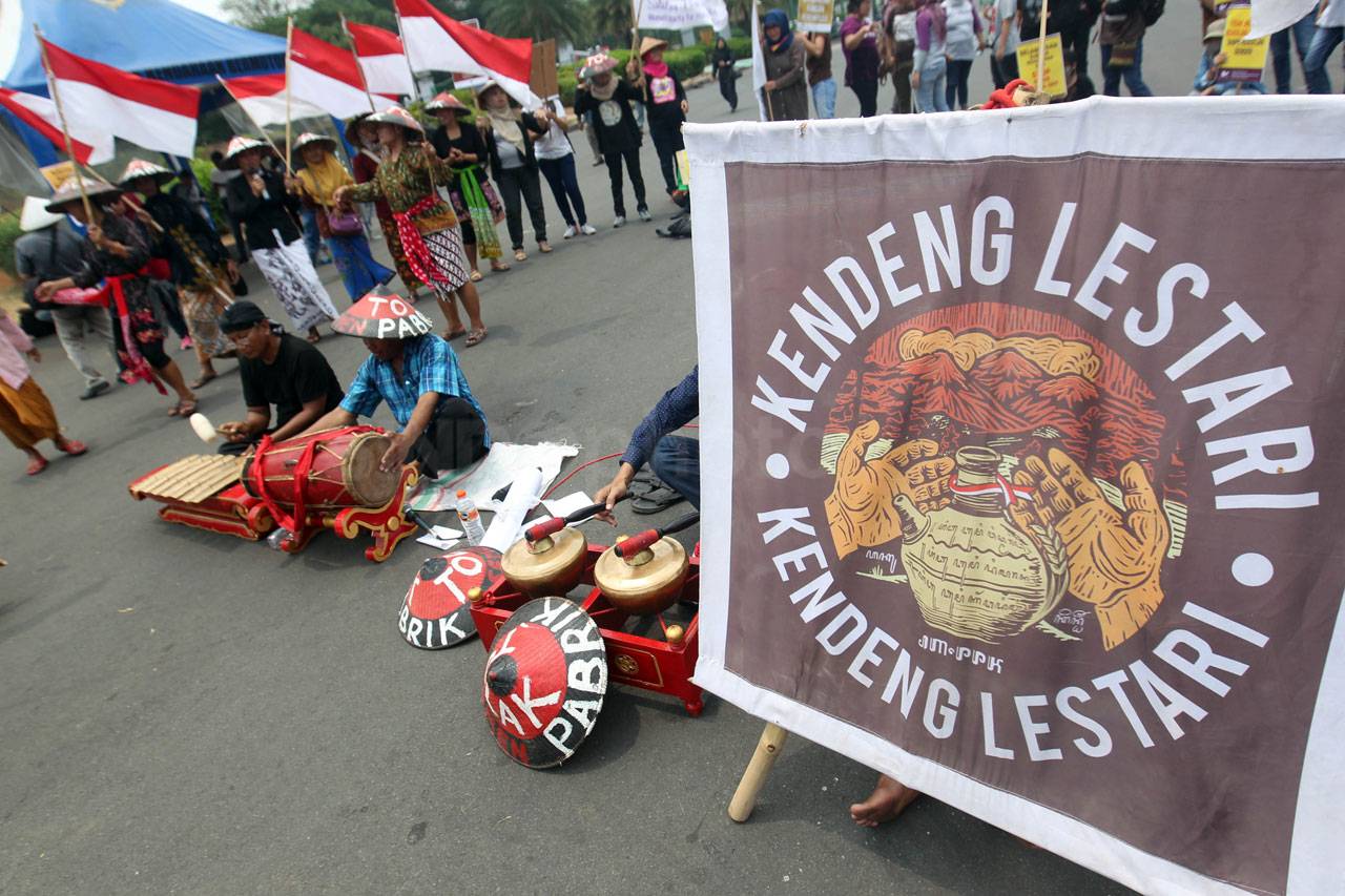 Petani Kendeng Peringati...