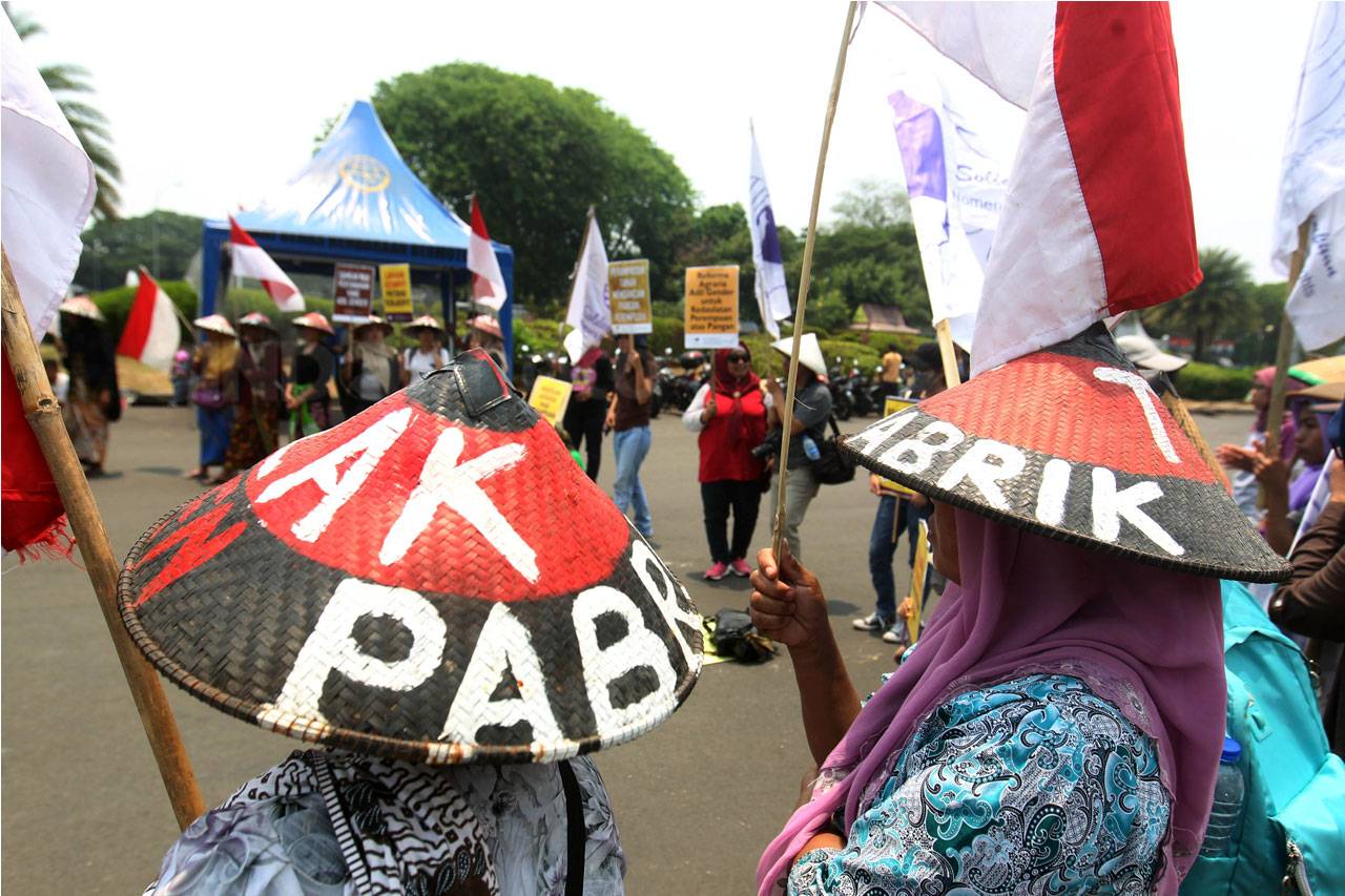 Petani Kendeng Peringati...