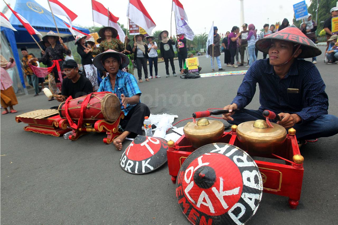 Petani Kendeng Peringati...