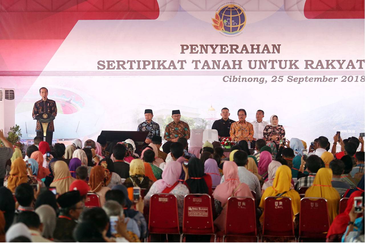 Presiden Jokowi Serahkan...