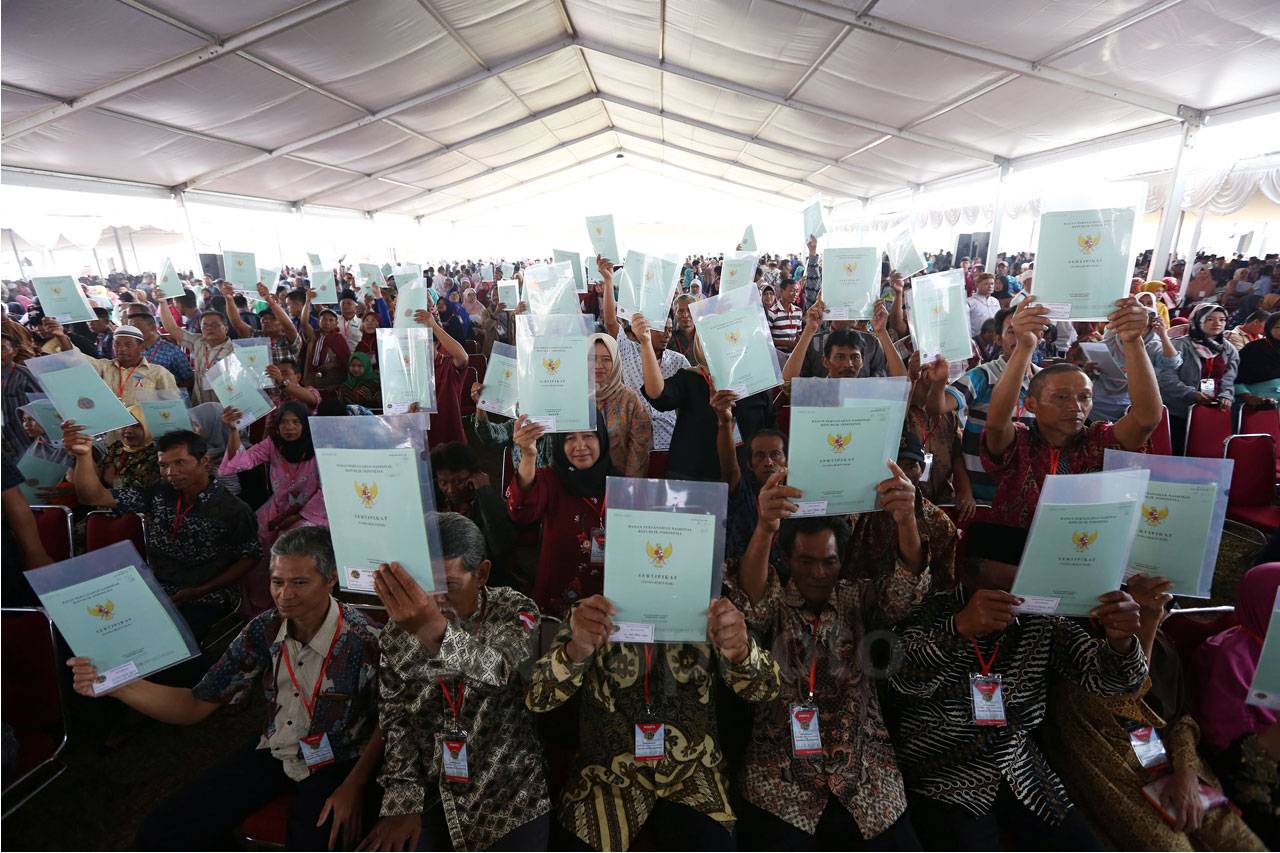 Presiden Jokowi Serahkan...