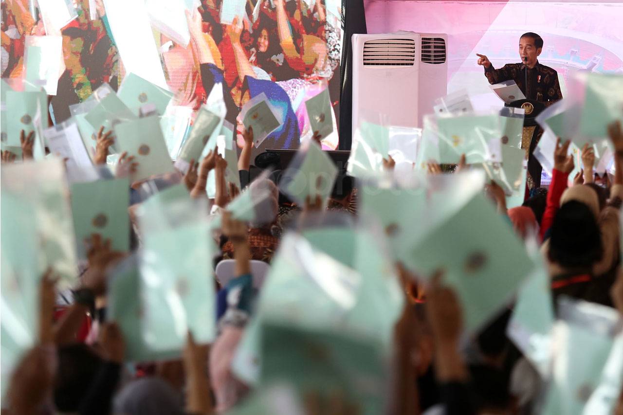 Presiden Jokowi Serahkan...