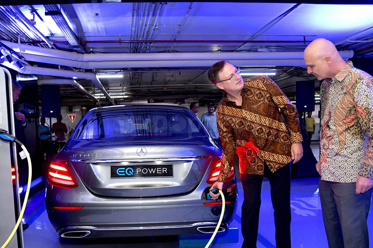 Mercedes-Benz Buka Stasiun...