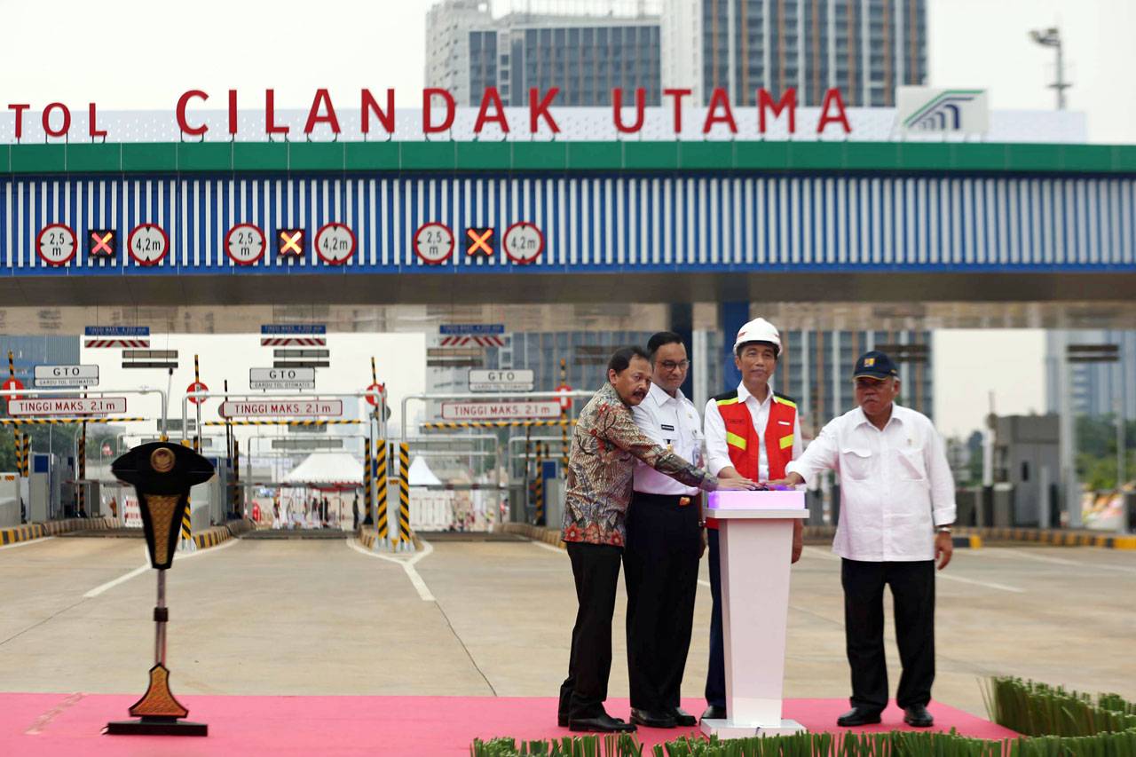 Presiden Jokowi Resmikan...