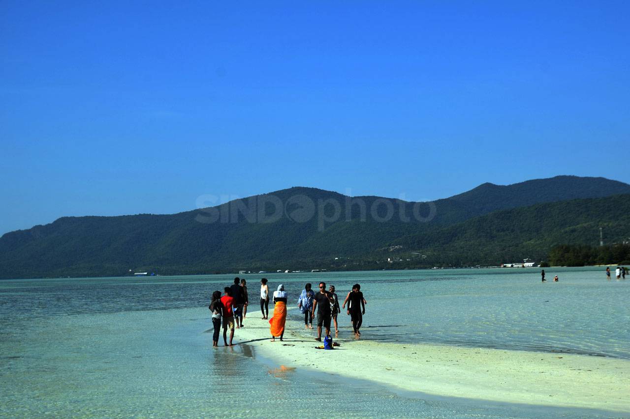 Menikmati Hamparan Pasir...