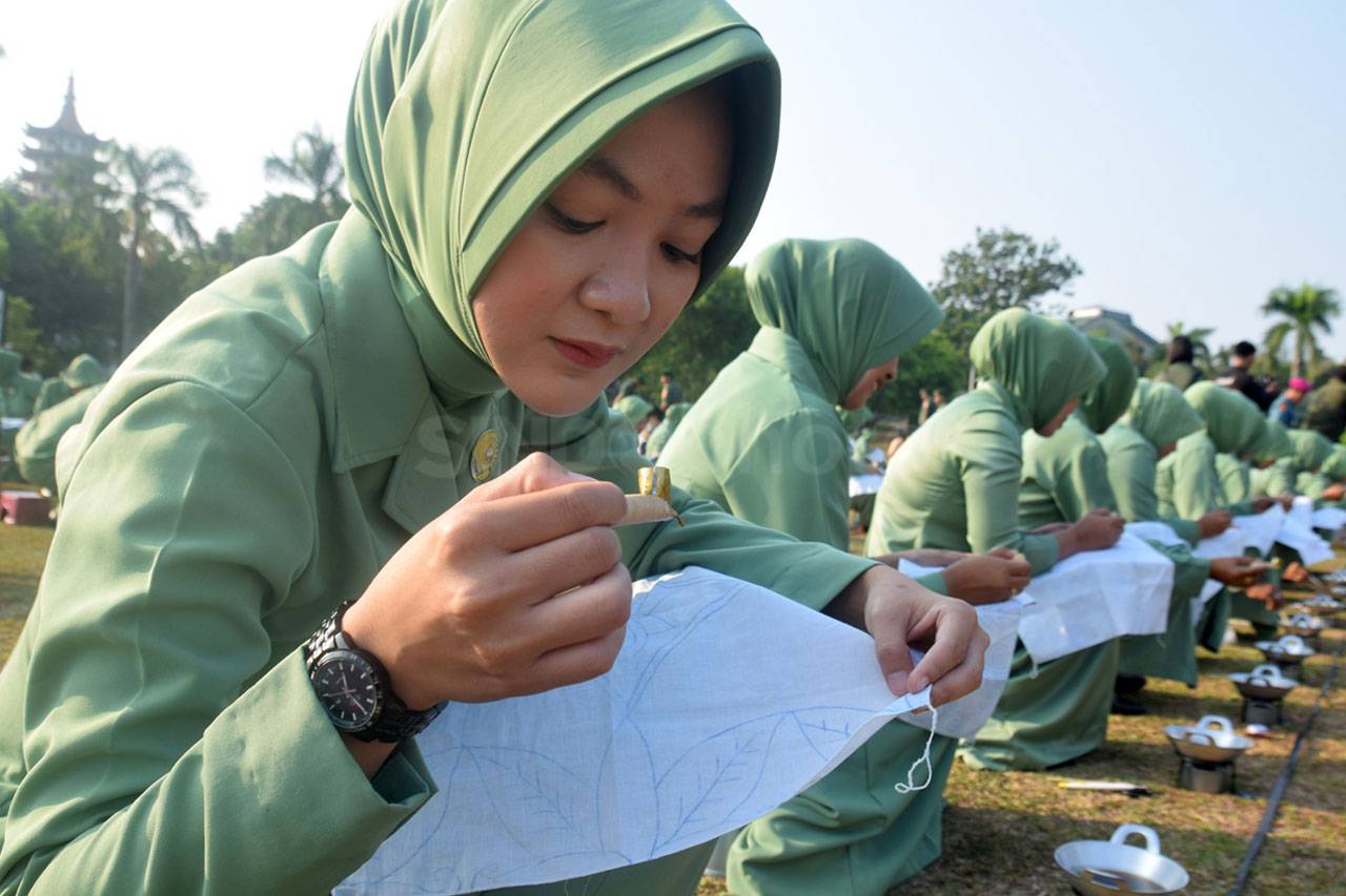 350 Istri TNI Membatik...