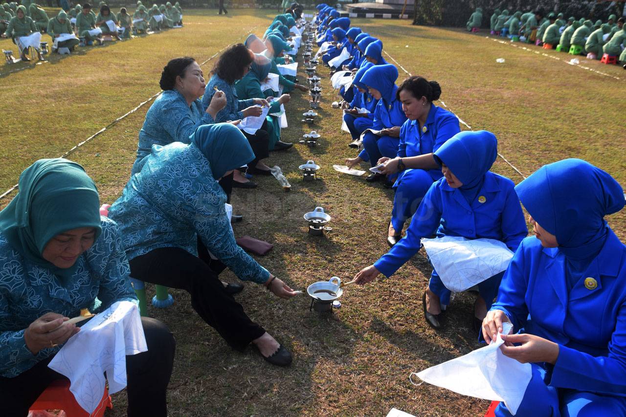 350 Istri TNI Membatik...
