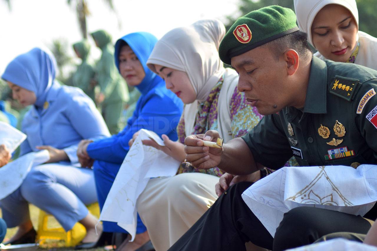 350 Istri TNI Membatik...