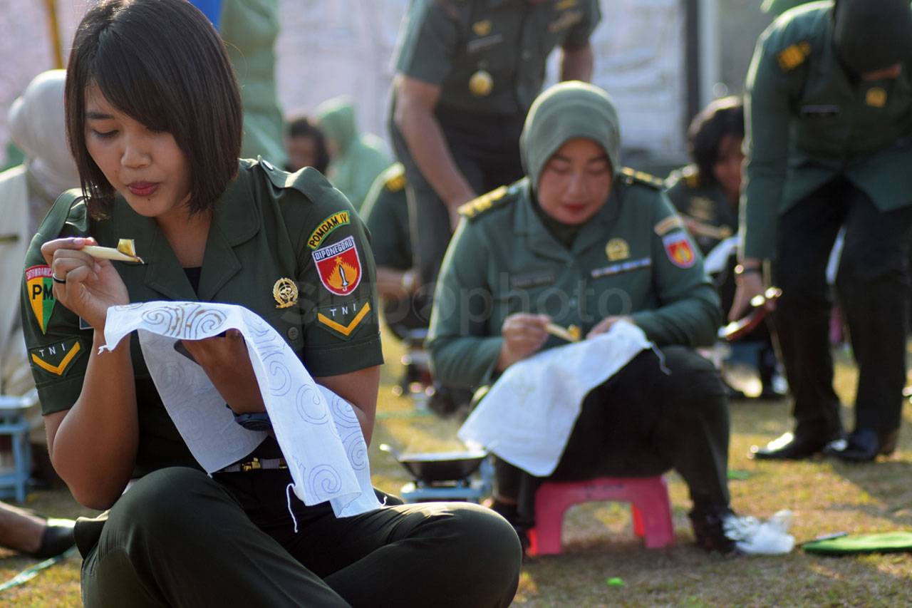 350 Istri TNI Membatik...