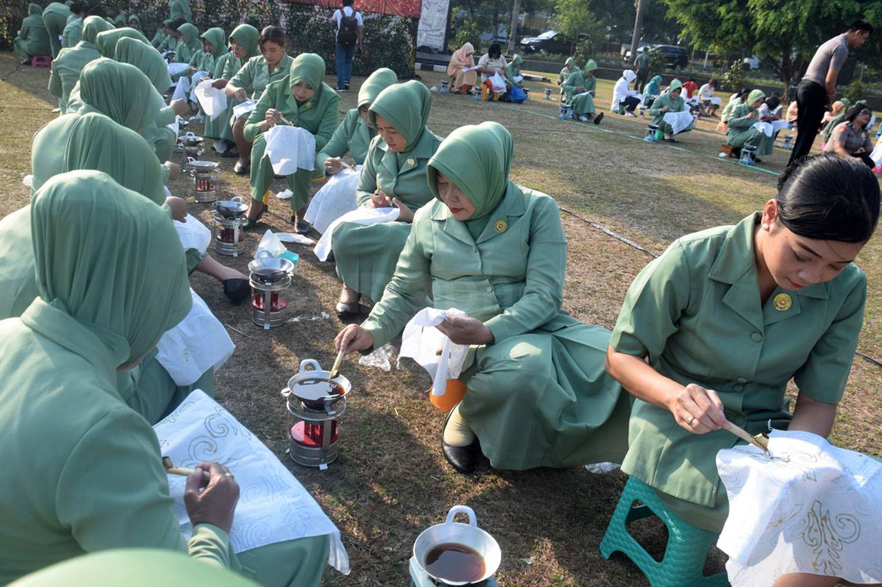 350 Istri TNI Membatik...