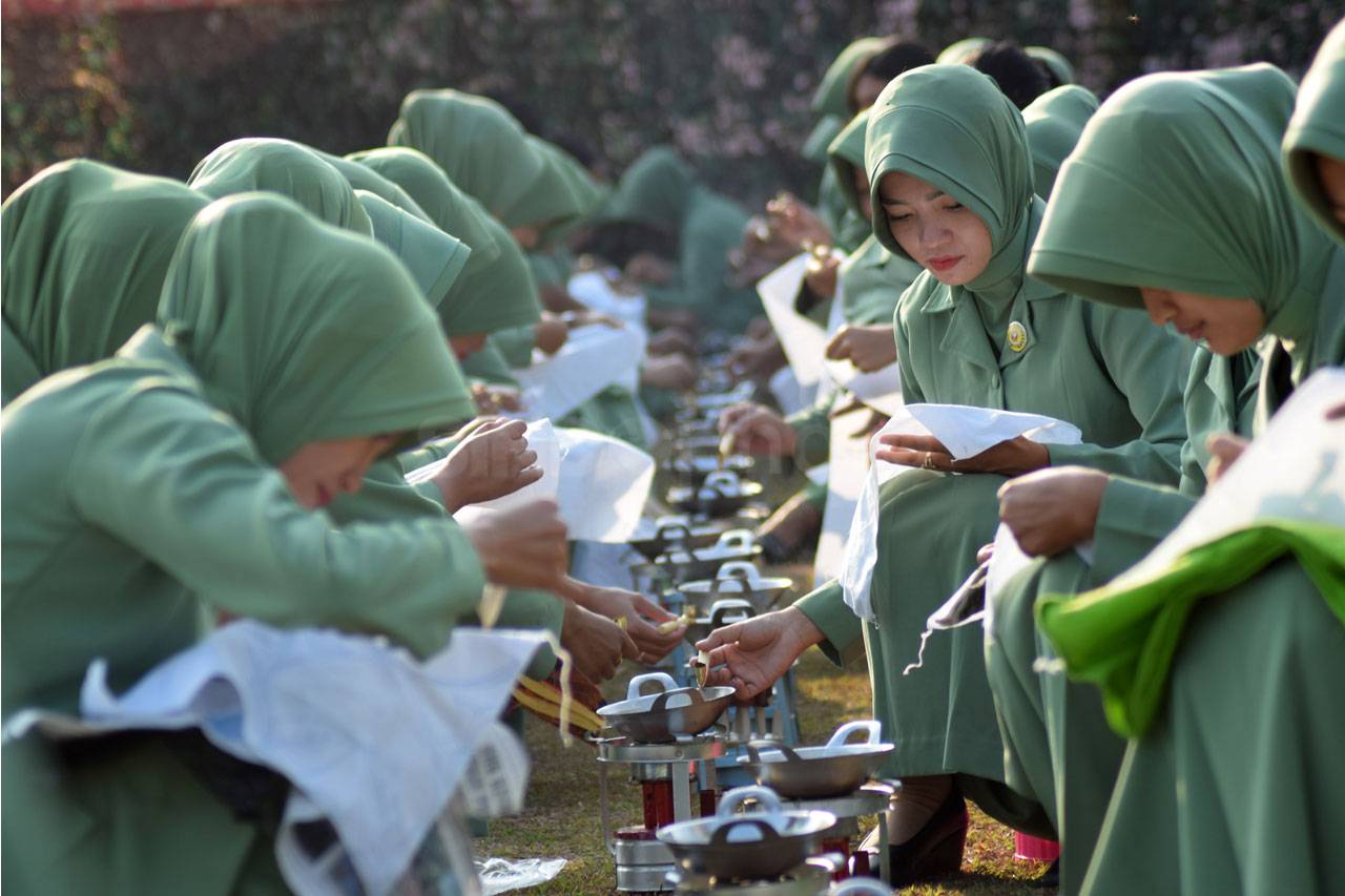 350 Istri TNI Membatik...