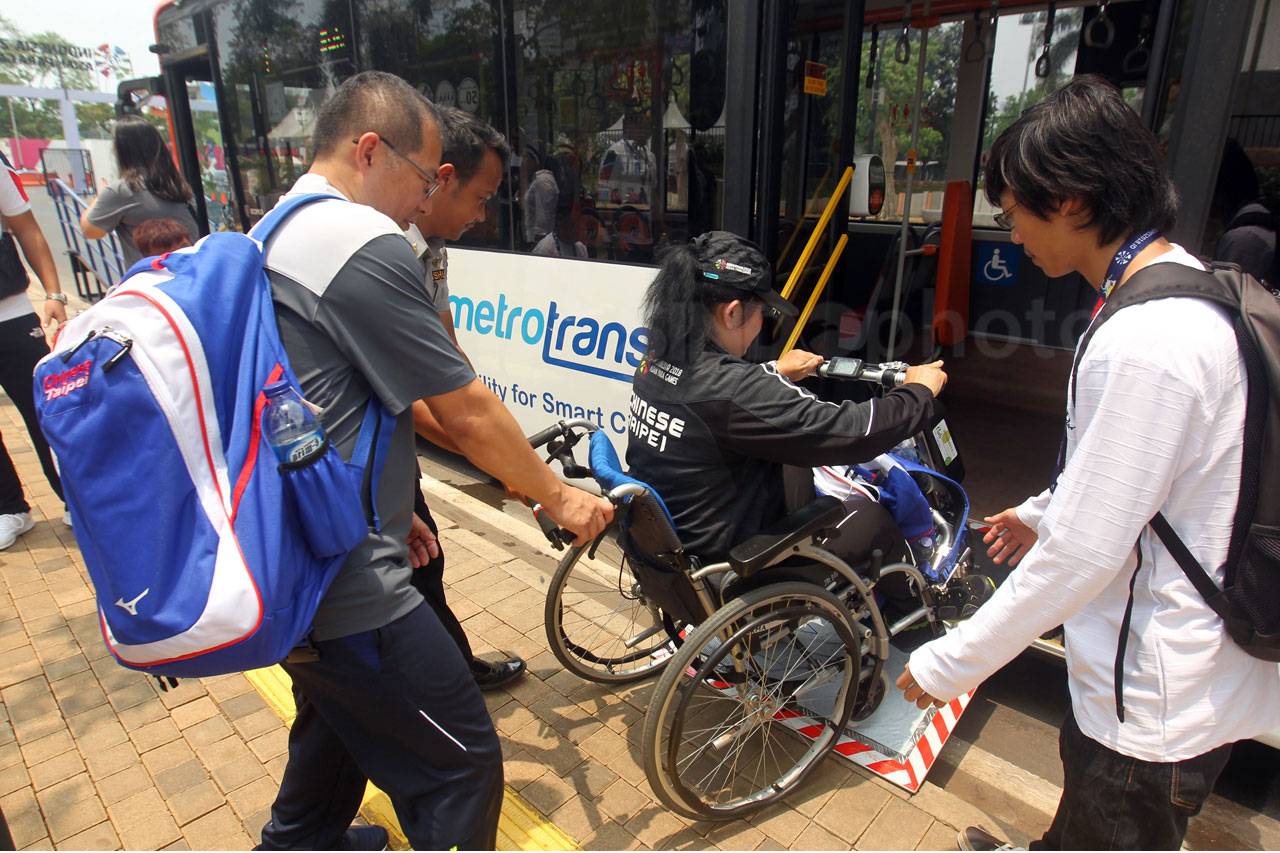 Bus Transjakarta Dukung...