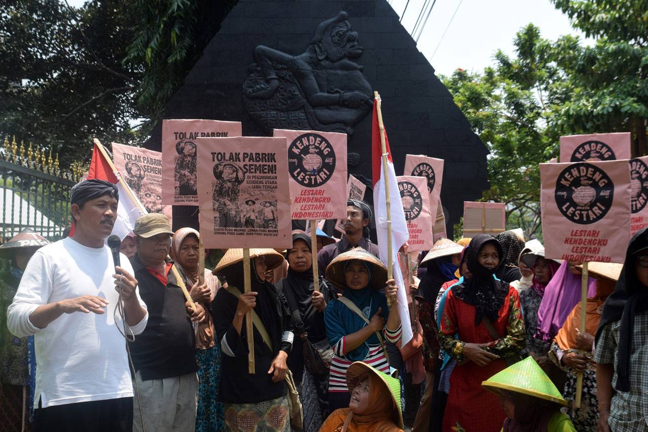 Ratusan Warga Kendeng...
