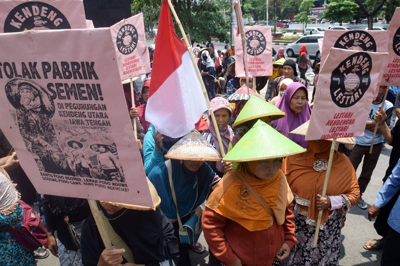 Ratusan Warga Kendeng...