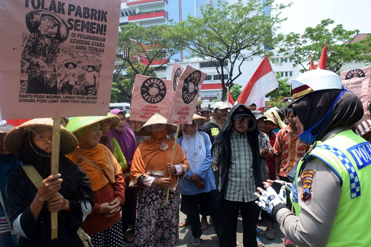 Ratusan Warga Kendeng...