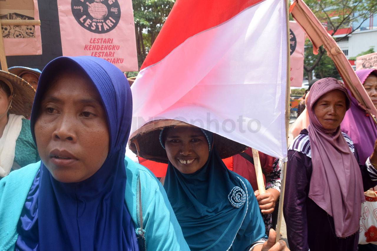 Ratusan Warga Kendeng...