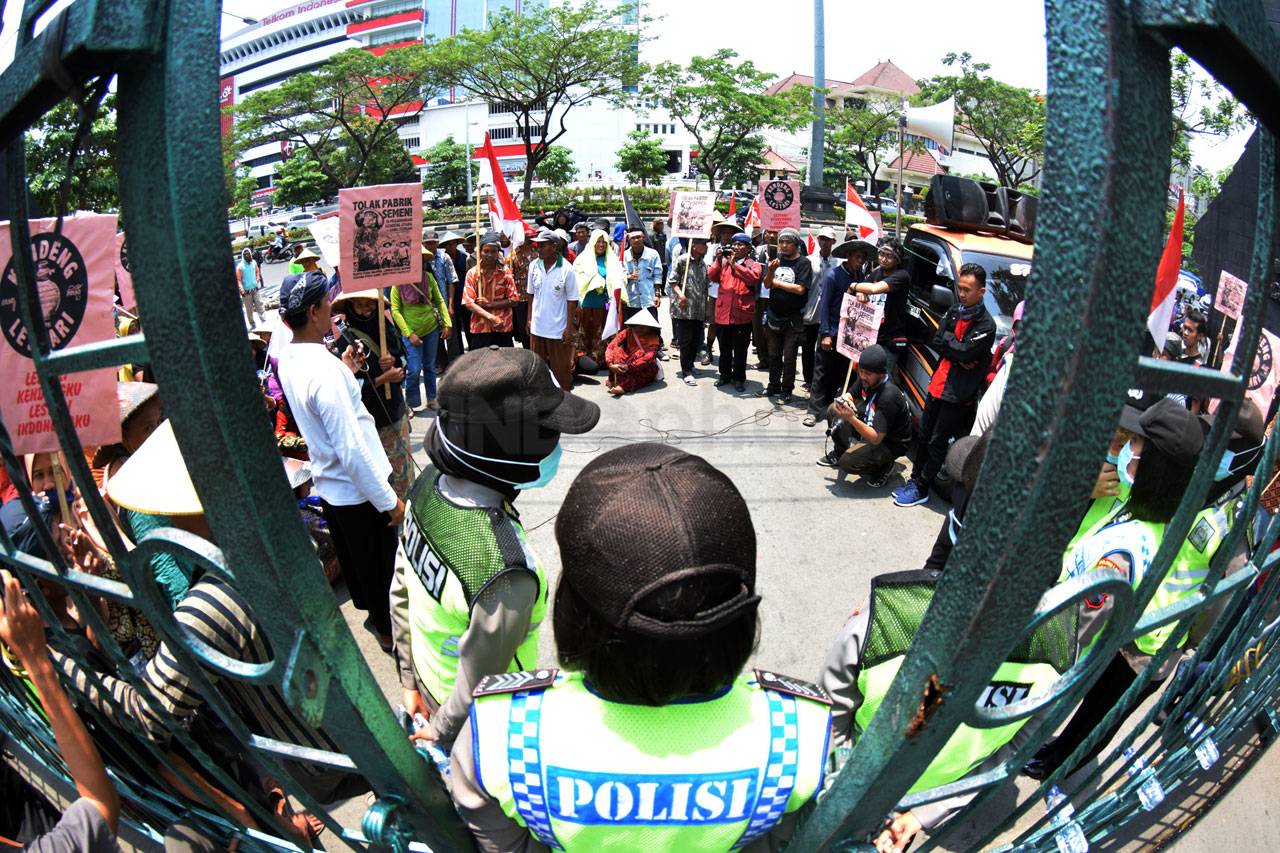 Ratusan Warga Kendeng...