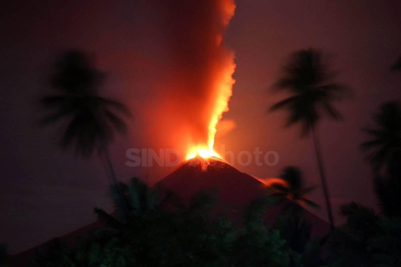 Gunung Soputan Semburkan...