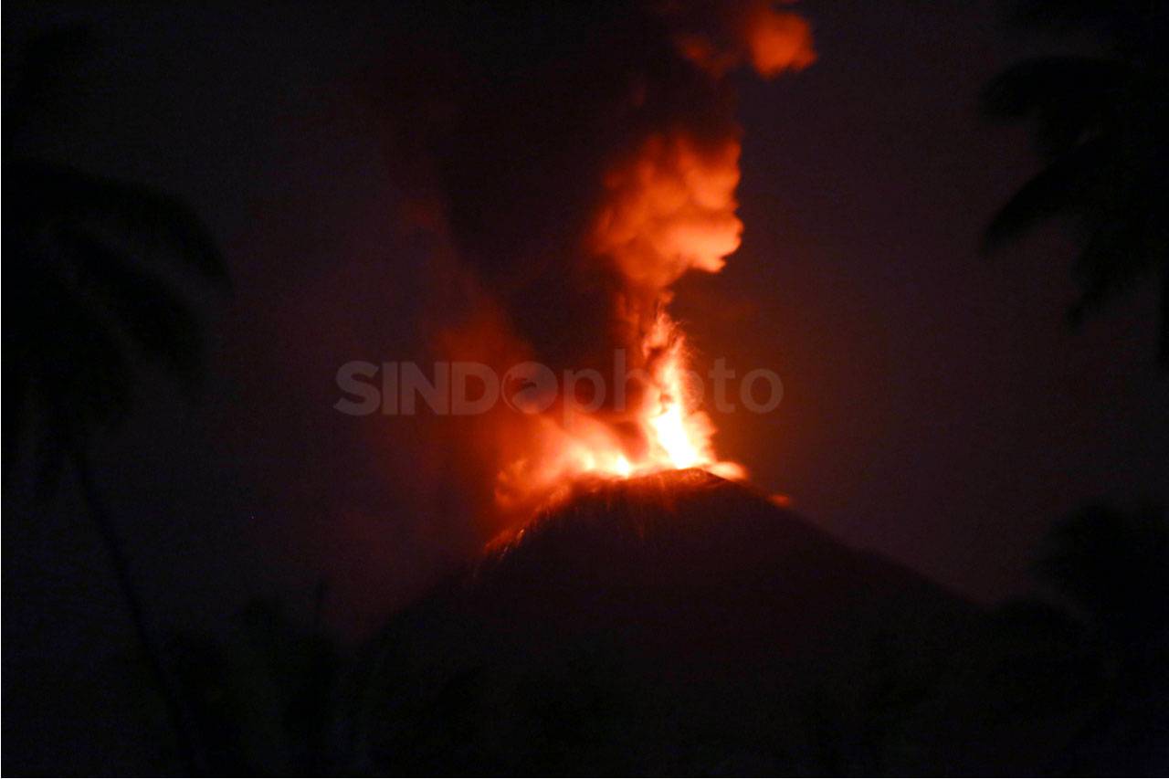 Gunung Soputan Semburkan...