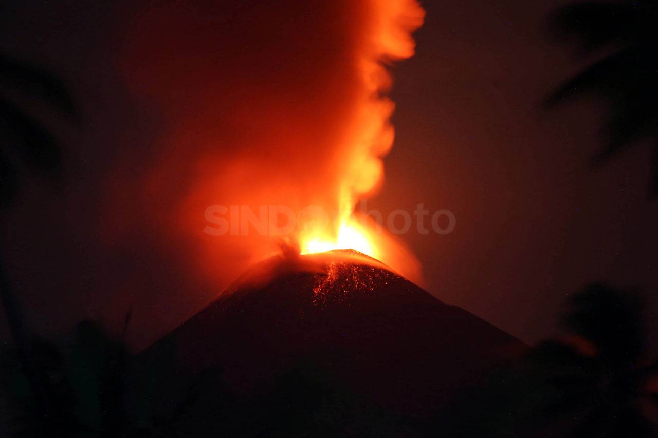 Gunung Soputan Semburkan...