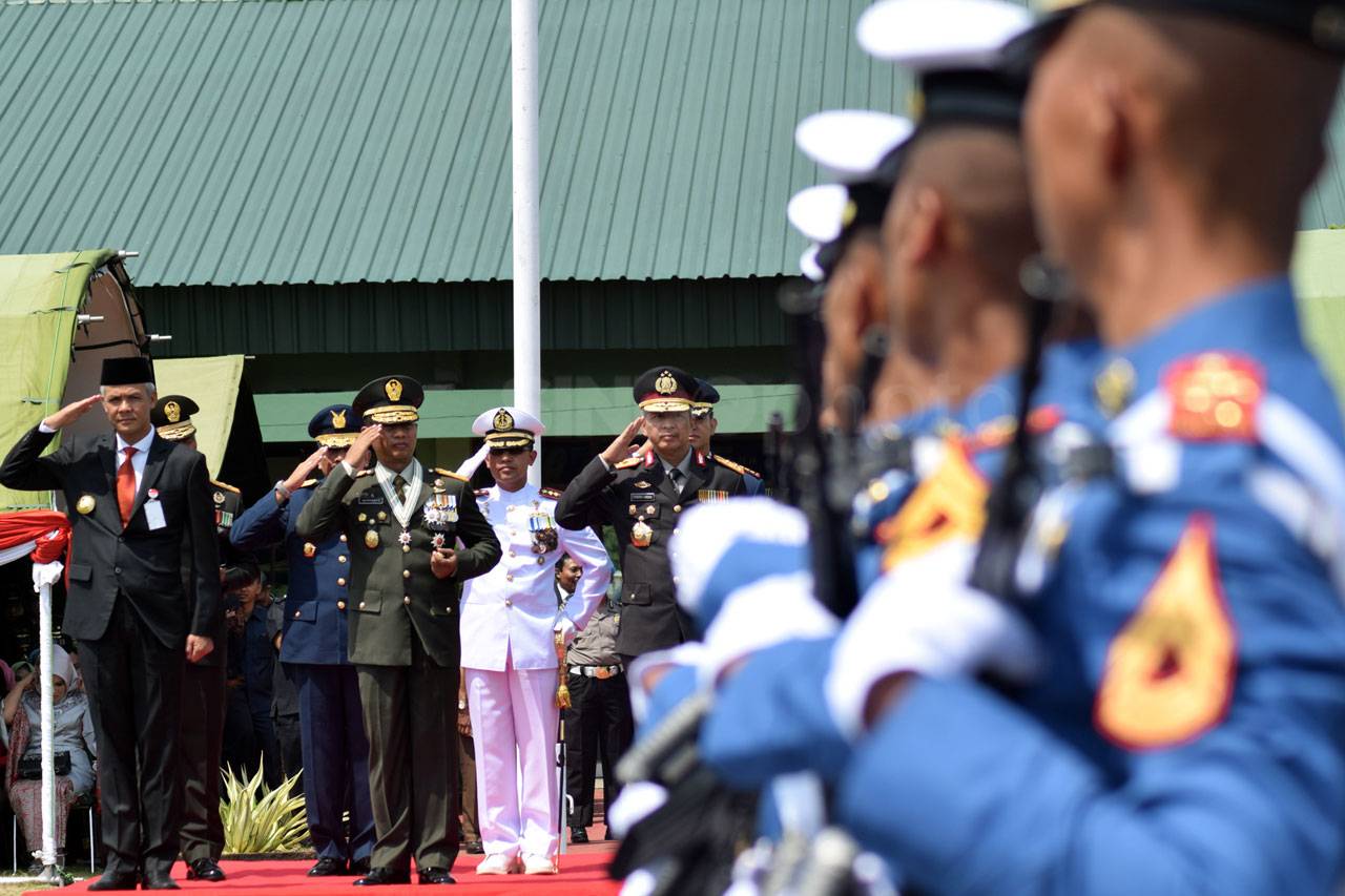 Upacara HUT Ke-73 TNI...